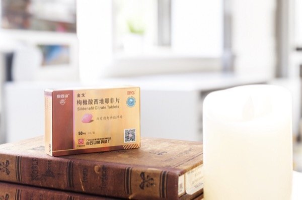 性健康與避孕：為什么正確選擇至關(guān)重要？在當(dāng)今社會(huì)，性健康和避孕是每個(gè)成年人都需要重視的話題。正確的選擇，不僅可以保障雙方的性福，還能有效預(yù)防意外懷孕帶來(lái)的困擾。今天，我們就來(lái)聊聊這個(gè)話題，并以白云山金戈（枸櫞酸西地那非片）為例，探討一下如何在保障性健康的同時(shí)，做好避孕工作。金戈，這個(gè)國(guó)內(nèi)首個(gè)獲得偉哥商標(biāo)授權(quán)的西地那非品牌，2023年全國(guó)銷(xiāo)量第一，其實(shí)已經(jīng)給出了答案。這款粉紅色的小藥丸，不僅幫助無(wú)數(shù)男性解決了勃起功能障礙的問(wèn)題，同時(shí)也為他們的性生活增添了信心和安全感。